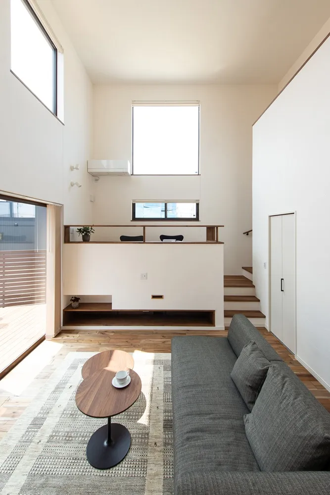 吹抜けには特注サイズの大きな窓を採用しすることで、リビングには明るい光が降り注ぎます。