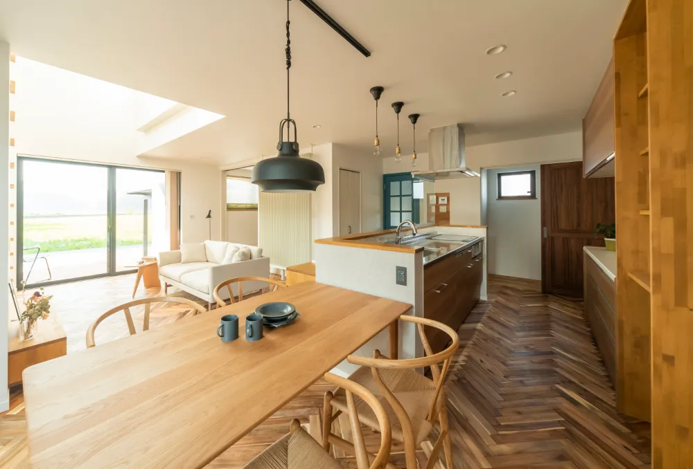 ヘリンボーン無垢床のナチュラルアンティークの住まい