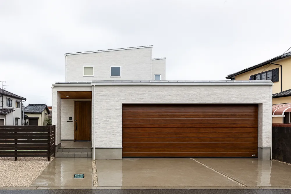 インナーガレージのある広いリビングと芝生の家