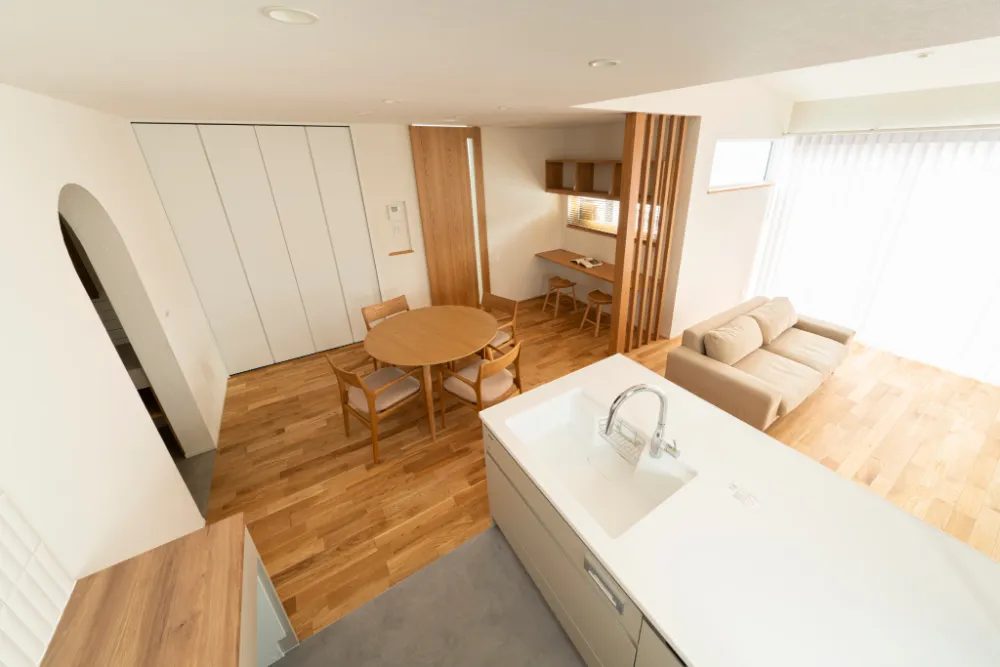 光と木のぬくもりがやさしく広がるL字型LDK