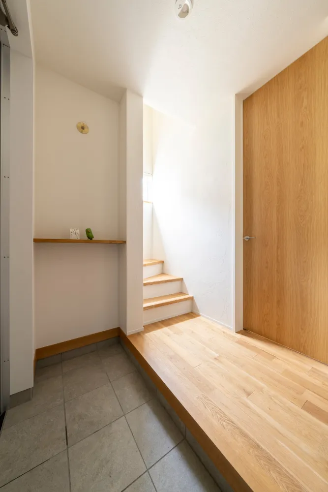 コンパクトでも明るく心地よい玄関