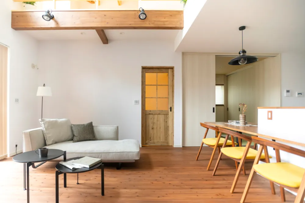 吹抜けリビングとホビールームが一体になった家