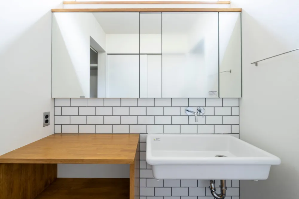 使いやすい幅広シンクと造作棚のある 並んで使える洗面空間