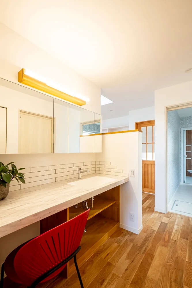 リビングと繋がる廊下にある洗面化粧台で暑さや寒さを気にすること無く、ゆっくりお化粧を楽しめます。