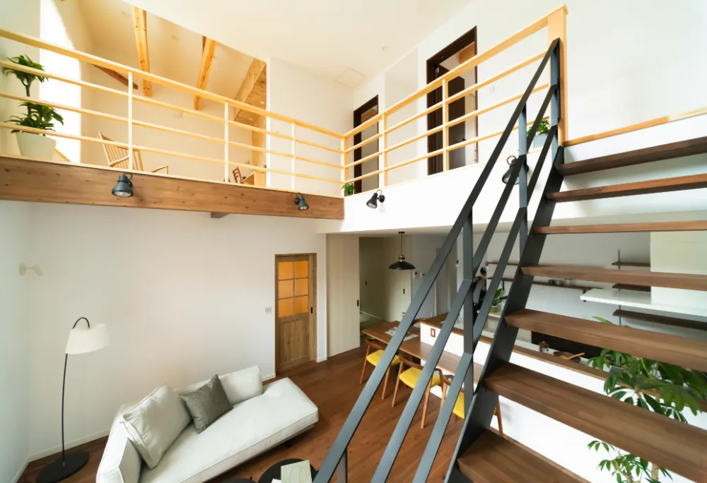 吹抜けリビングとホビールームが一体になった家