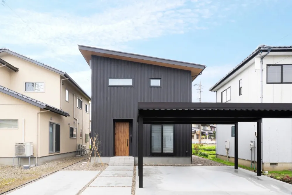 かっこいいブラックガルバリウムの外観