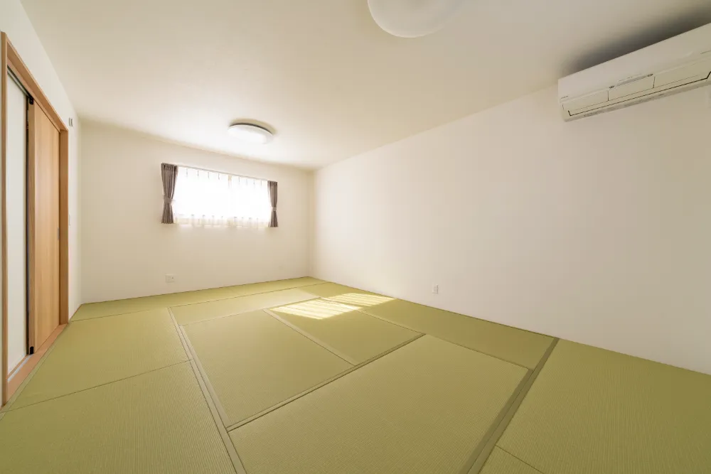 家族や来客がゆったり過ごせる二階の和室