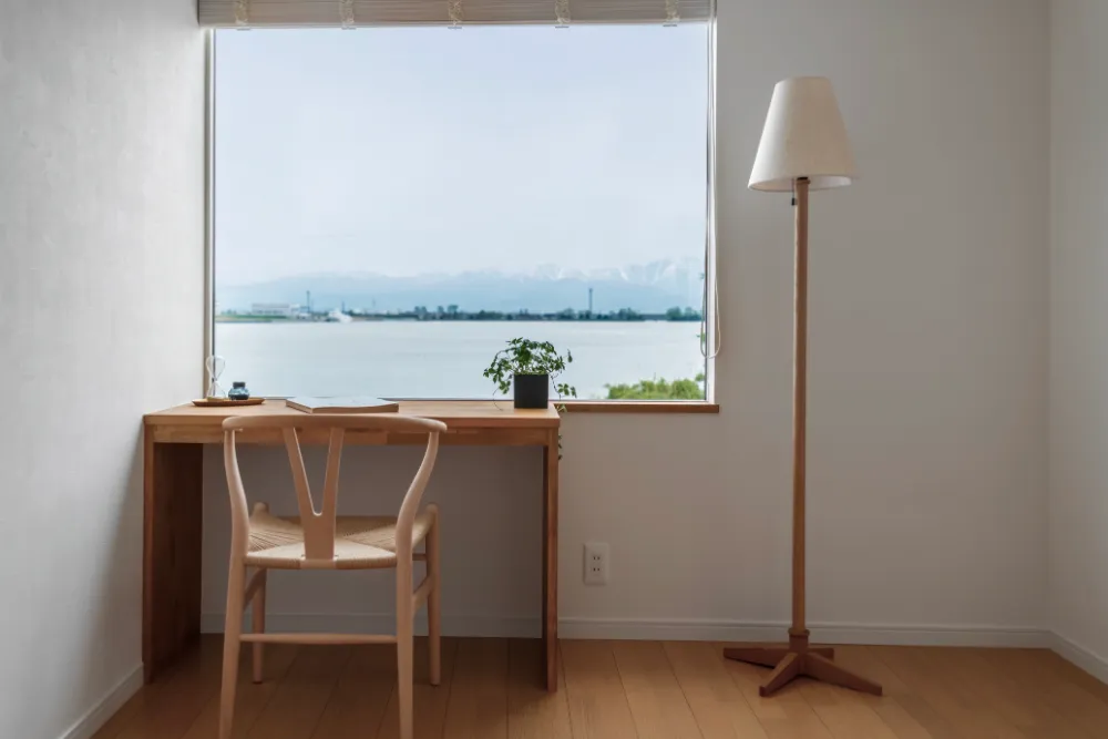 山と海を眺める３つの大きな窓がある家