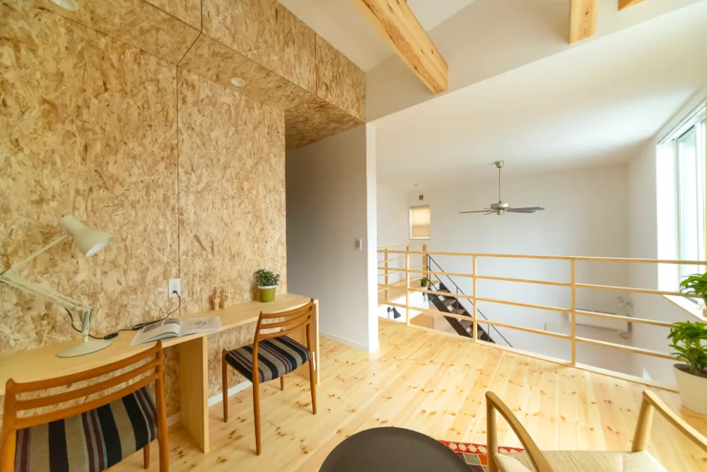 吹抜けリビングとホビールームが一体になった家