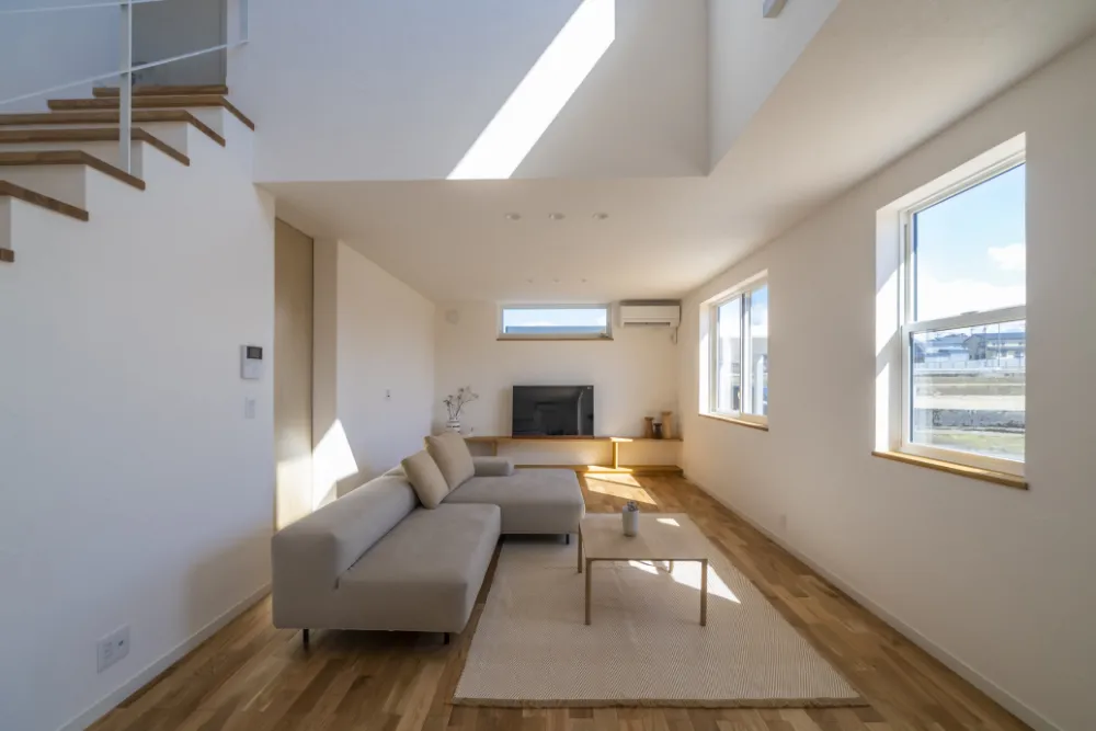 モールテックスの造作ダイニングテーブルのある家