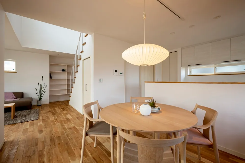 吹抜けを中心に回遊動線で家族が繋がる家