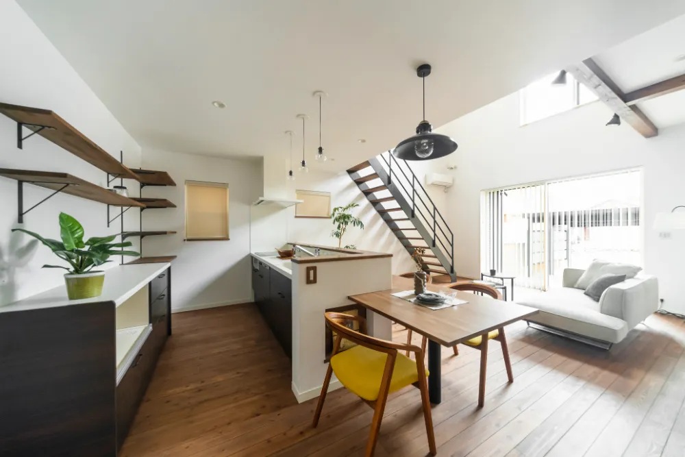 吹抜けリビングとホビールームが一体になった家