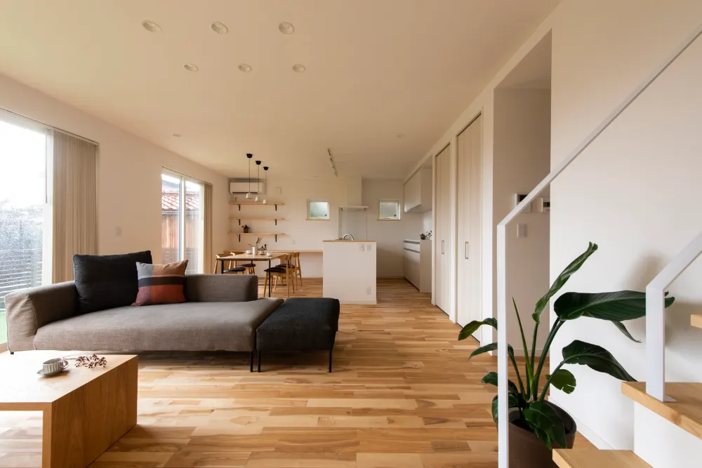 インナーガレージのある広いリビングと芝生の家