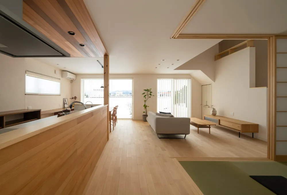 ロケーションを活かした開放感のあるリビングの家