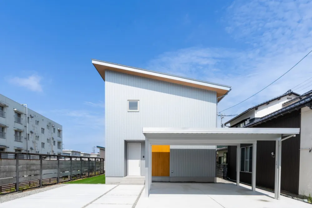 無駄のないシンプルなデザインと木のアクセントで見せる外観