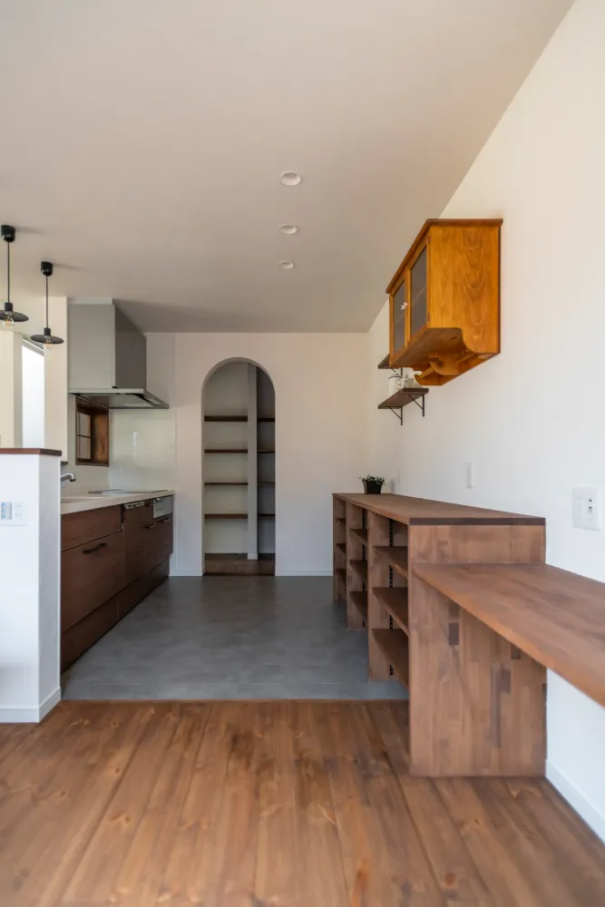 パントリーからつながるキッチン