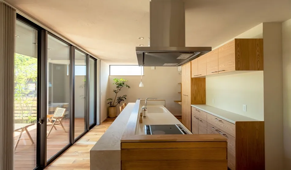 明るく開放的なアイランドキッチン