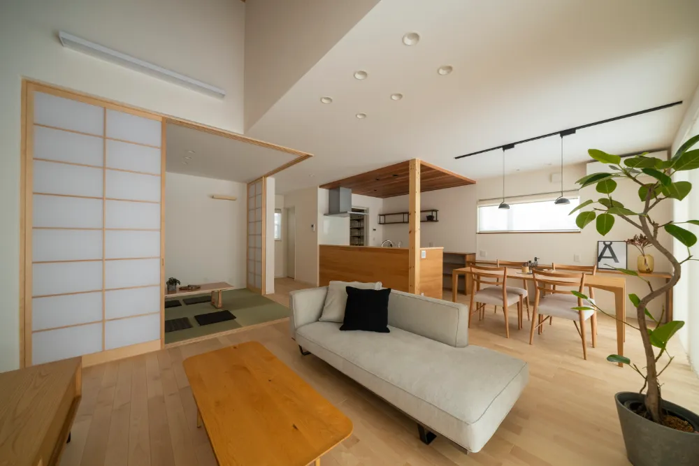 ロケーションを活かした開放感のあるリビングの家