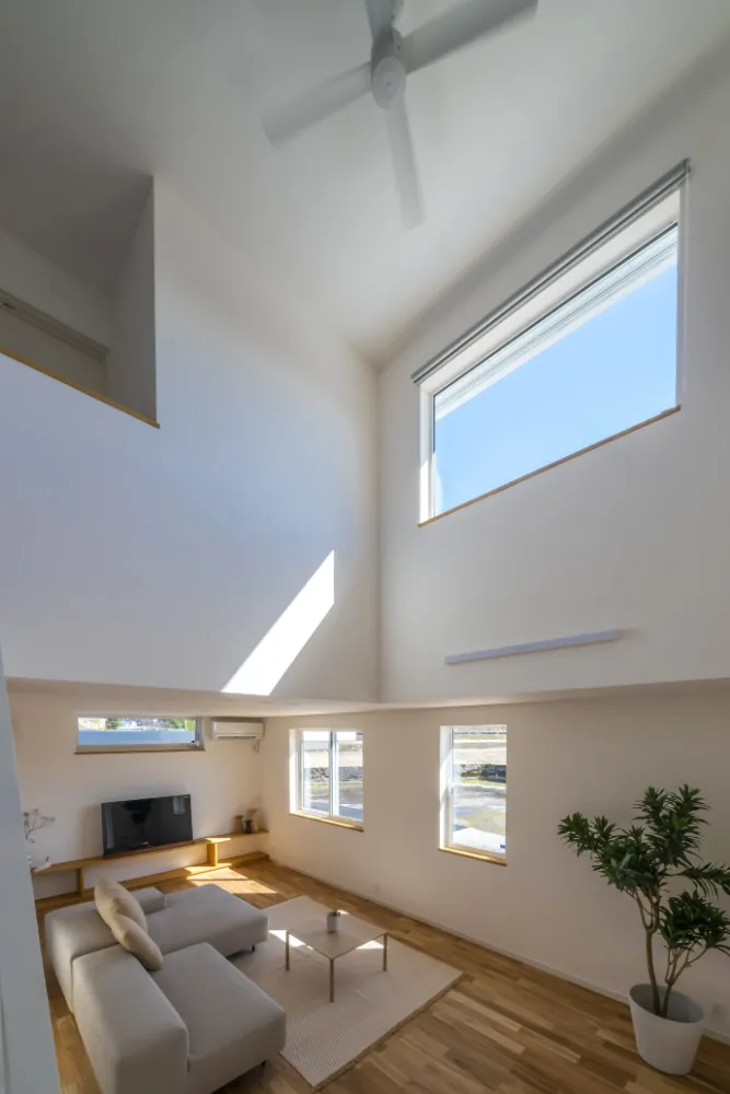 モールテックスの造作ダイニングテーブルのある家