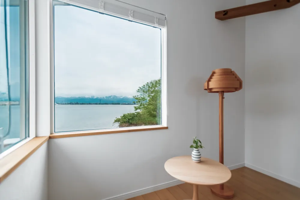 山と海を眺める３つの大きな窓がある家