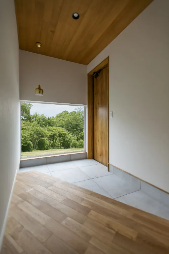 光と奥行きを演出する玄関ホール