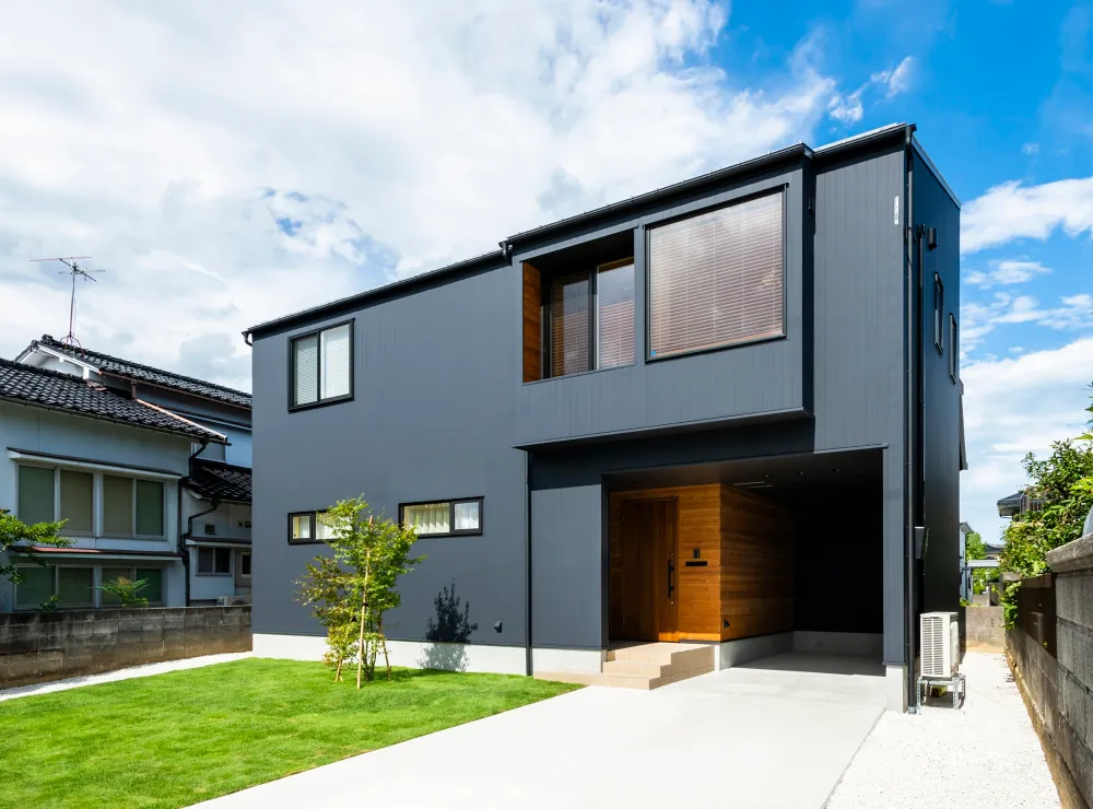 勾配天井の２階リビングの家