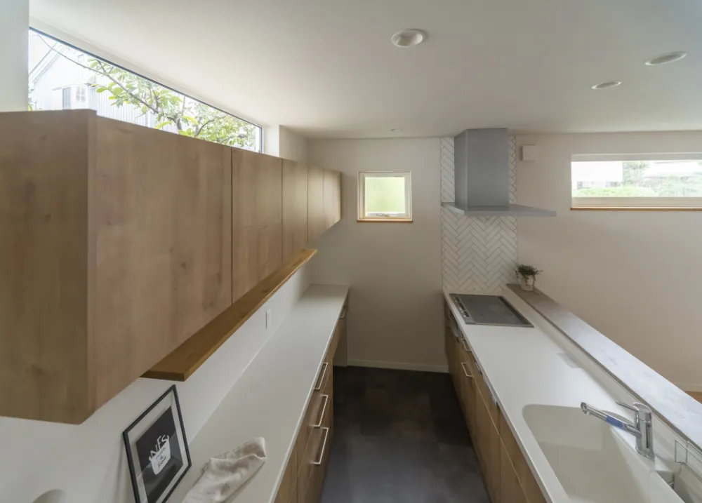 光をまとう、端正なキッチン空間