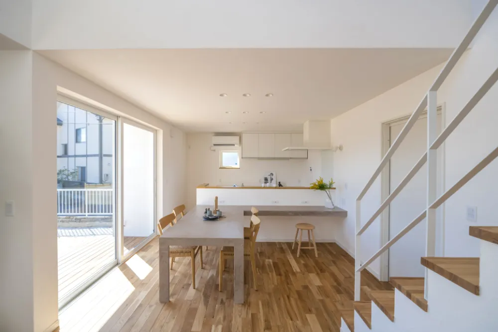 モールテックスの造作ダイニングテーブルのある家