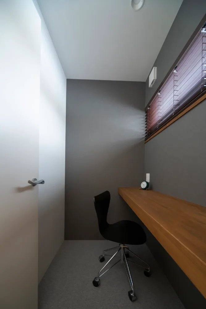 落ち着いて過ごせるシンプルな書斎