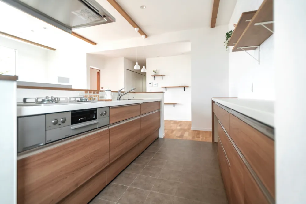 山と海を眺める３つの大きな窓がある家