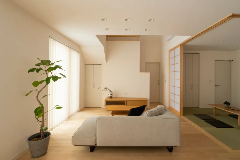 タタミコーナーとつながる開放的なリビング