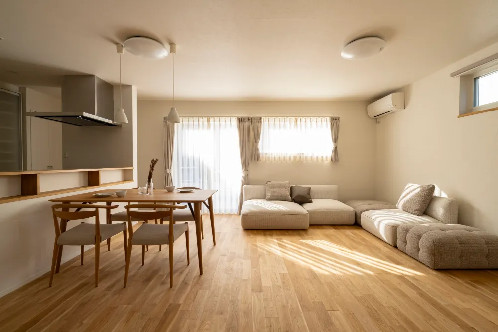 南の光と家族の気配を包み込む、やわらかな表情のLDK