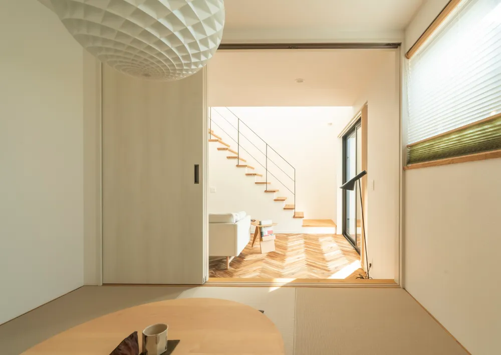 ヘリンボーン無垢床のナチュラルアンティークの住まい