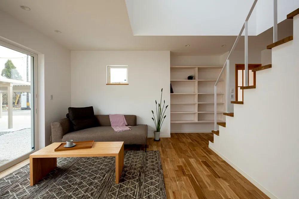 無垢の床の素材感が引き立つように、余計な装飾をしないシンプルなインテリアでまとめました。