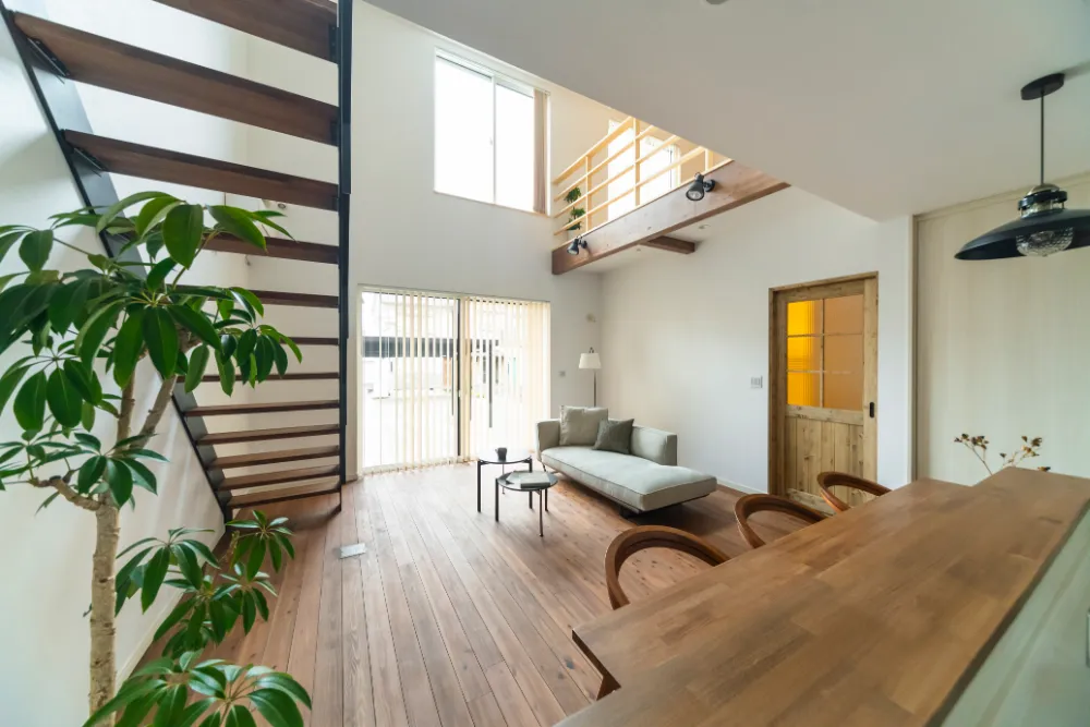 吹抜けリビングとホビールームが一体になった家