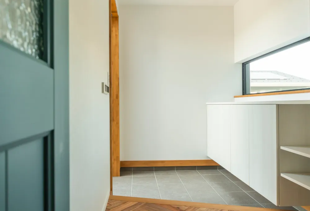 ヘリンボーン無垢床のナチュラルアンティークの住まい