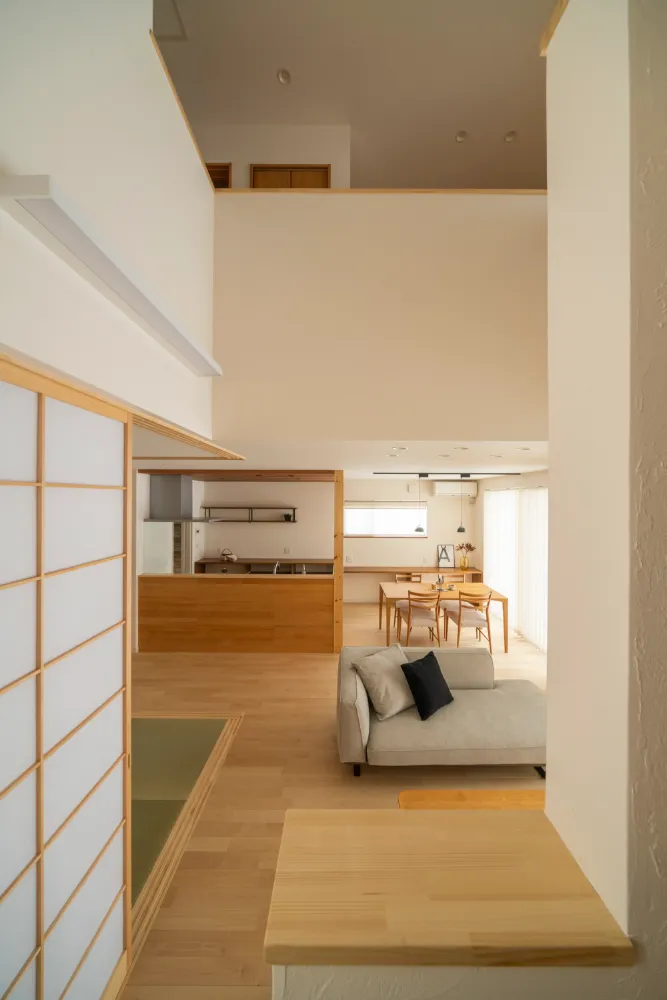 ロケーションを活かした開放感のあるリビングの家