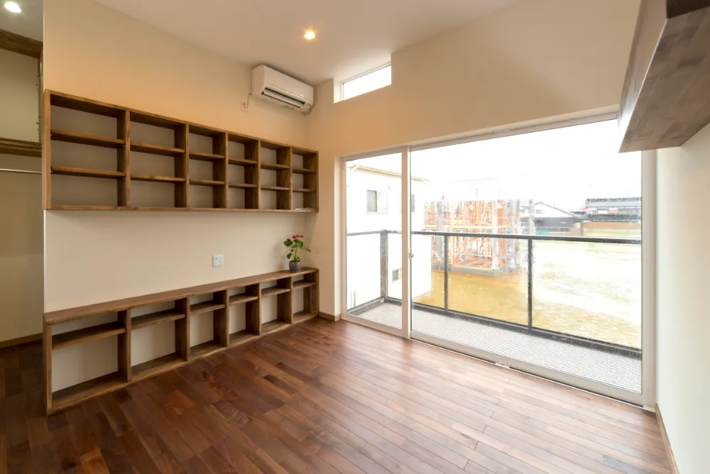 ペレットストーブの炎でくつろぐシアターリビングの家