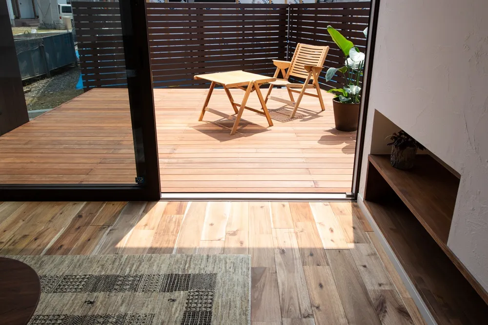 リビングと段差無くつながるウッドデッキは日々の暮らしをより豊かにしてくれます。