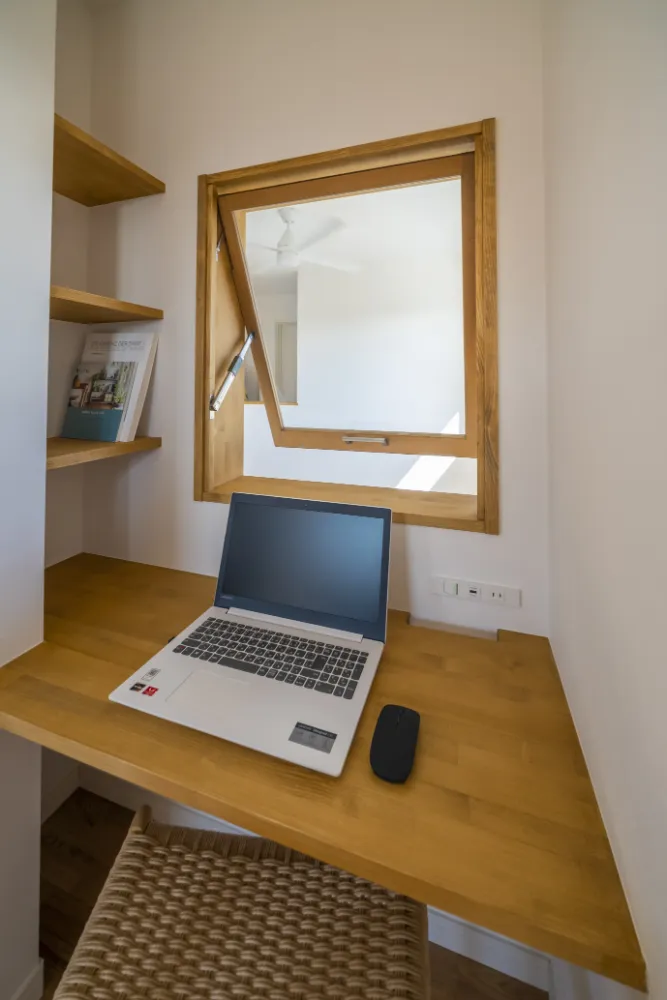 モールテックスの造作ダイニングテーブルのある家