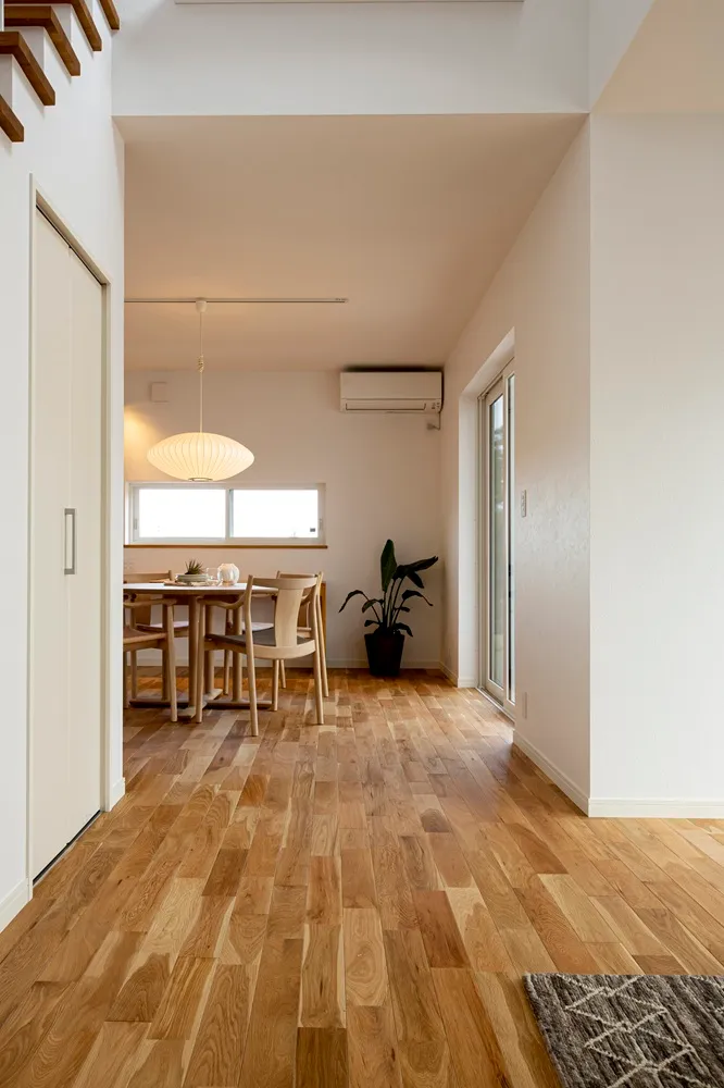 リビングとダイニングは程良くゆるやかにつながる設計にしました。