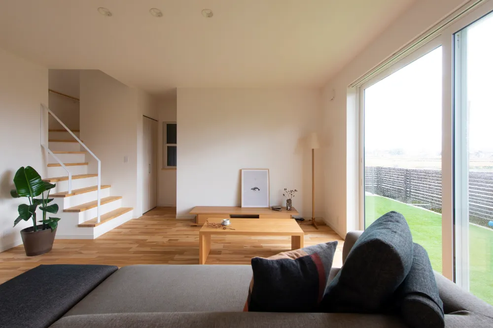 庭とつながる開放的なリビング