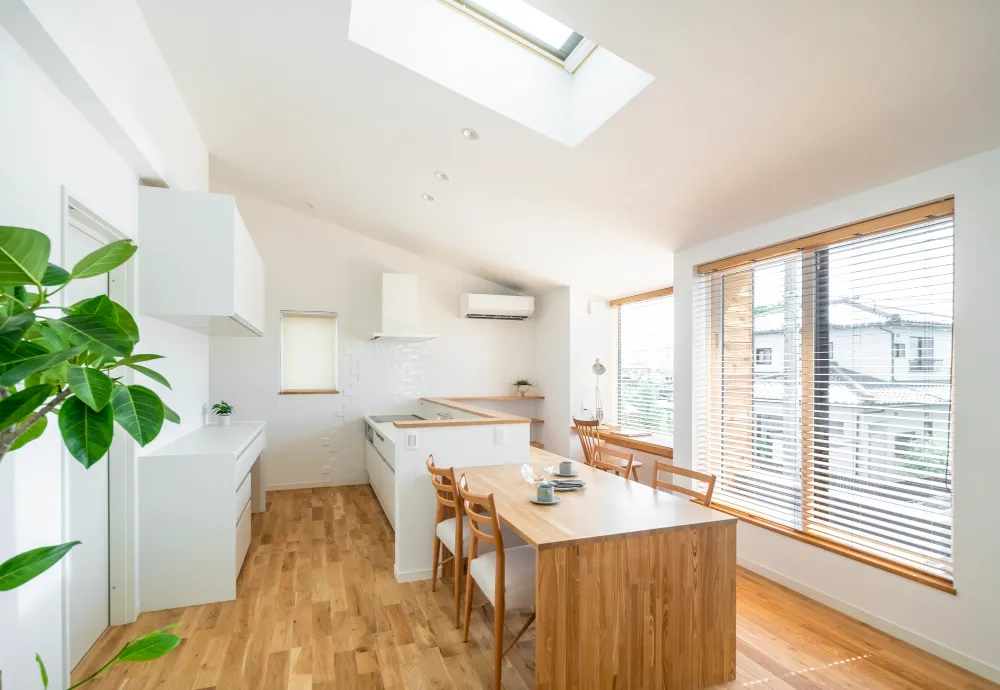 勾配天井の２階リビングの家