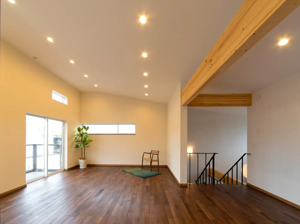 ペレットストーブの炎でくつろぐシアターリビングの家