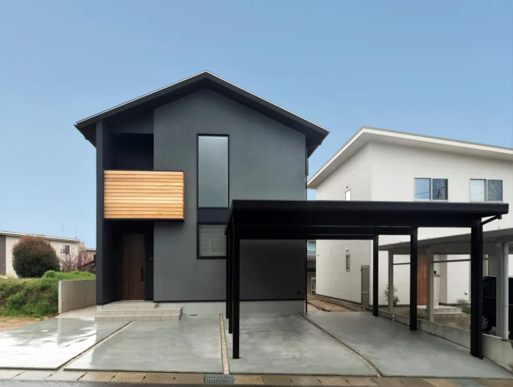 印象的なダークグレーの外観