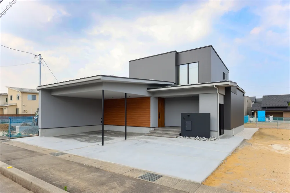 シックな雰囲気の外観