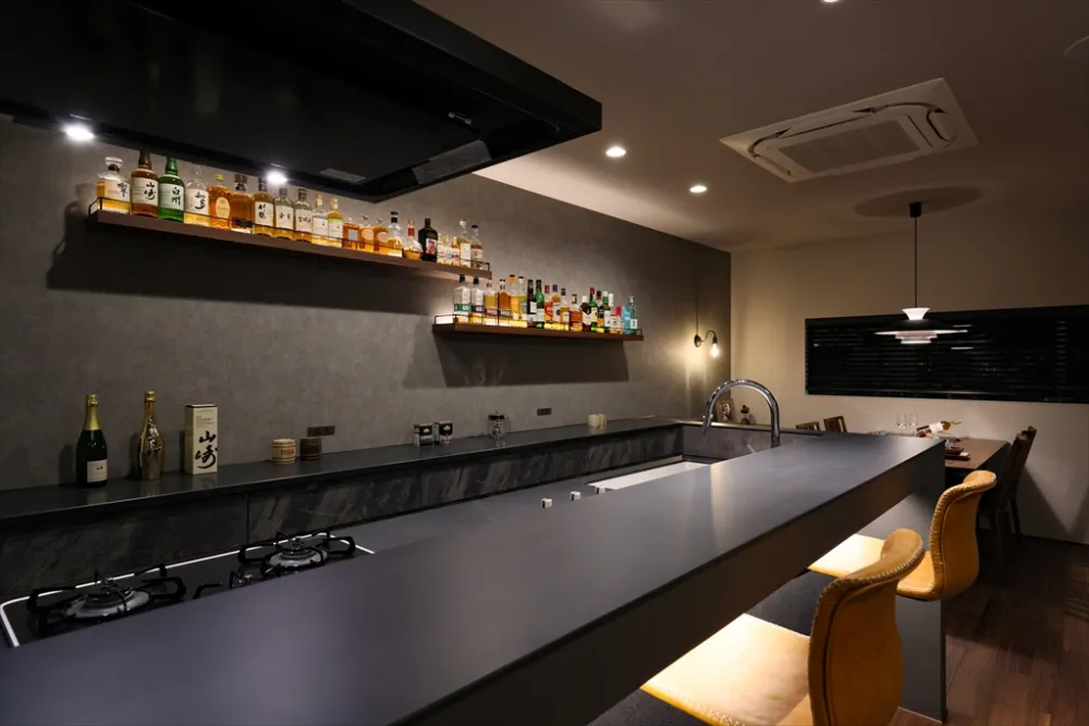 バーのようなダイニングキッチン