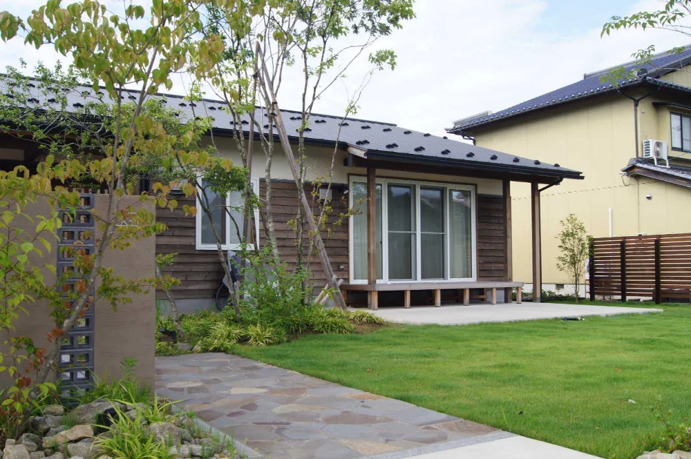 外観②（玄関側）