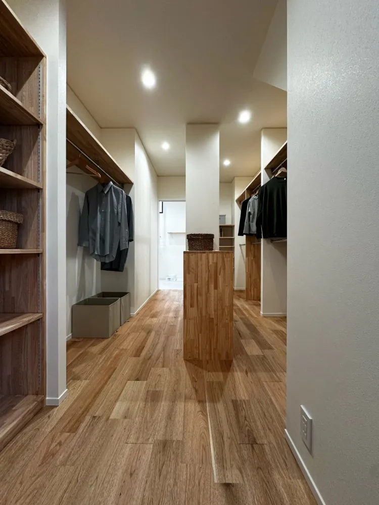 アイランドキッチンで会話も料理も自由に楽しめる、ストレスフリーな家