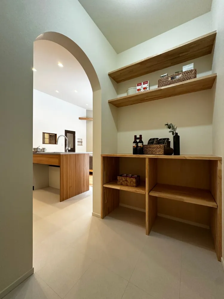 アイランドキッチンで会話も料理も自由に楽しめる、ストレスフリーな家